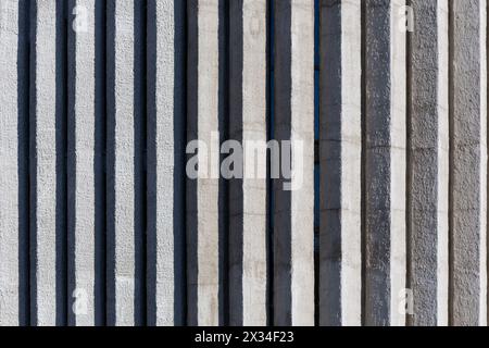 Geometrische graue Säulenfassade aus nächster Nähe der Hallgrimskirkja Kirche, Reykjavik, Island. Hintergrund graue Betonsäulen. Stockfoto