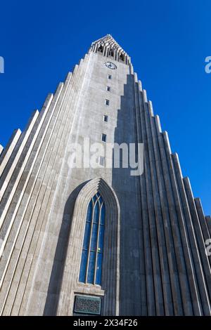 Reykjavik, Island, 14.05.22. Hallgrimskirkja Kirchturm ähnelt Basaltsäulen in Reykjavik, Island, moderner Glockenturm vor klarem blauem Himmel. Stockfoto