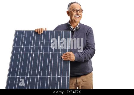 Glücklicher reifer Mann hinter einem Sonnenkollektor isoliert auf weißem Hintergrund Stockfoto