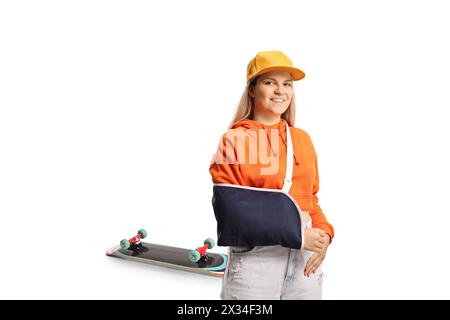 Junge Skaterin mit gebrochenem Arm, die eine Armschiene auf weißem Hintergrund trägt Stockfoto