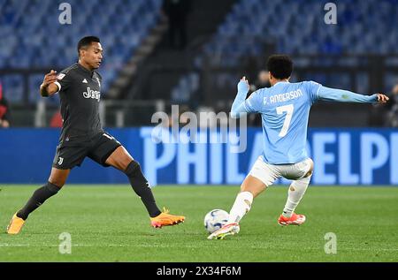 Juventus’ Bremer-Kampf um den Ball mit Felipe Anderson aus Lazio während des Coppa Italia Football-Spiels zwischen SS Lazio und Juventus im Stadio Olim Stockfoto