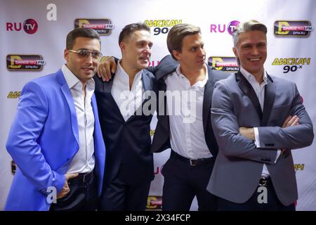 MOSKAU, RUSSLAND - 15. NOVEMBER 2014: Eine Gruppe X-MISSION posiert auf einer Party Diskach 90. In einem Club Space Moscow. Die Gruppe existiert seit 1997 Stockfoto