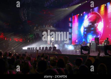 MOSKAU, RUSSLAND - 15. NOVEMBER 2014: J-Power Duett tritt auf der Bühne auf einer Party Diskach 90. In einem Club Space Moscow auf. J-Power – russische Popgruppe, Founde Stockfoto