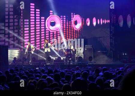 MOSKAU, RUSSLAND - 15. NOVEMBER 2014: Die Musikgruppe Na-Na tritt auf der Bühne des Nachtclubs Space Moscow auf einer Party Diskach 90 auf. Die Teilnehmer o Stockfoto
