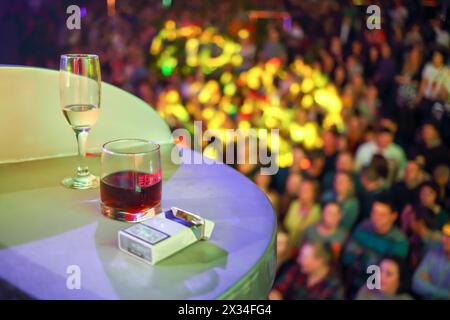 MOSKAU, RUSSLAND - 15. NOVEMBER 2014: Zwei Gläser und eine Schachtel Zigaretten auf dem Tisch in einem Nachtclub Space Moscow auf einer Party Diskach 90. Die Stockfoto