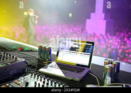 MOSKAU, RUSSLAND - 15. NOVEMBER 2014: Laptop und DJ-Bar auf dem Hintergrund der Performance des Sängers im Nachtclub Space Moscow bei einer Party Diskach 90 Stockfoto
