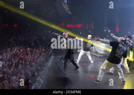 MOSKAU, RUSSLAND - 15. NOVEMBER 2014: Sergej Lemokh tritt auf der Bühne mit Backup-Tänzern auf einer Party Diskach 90. In einem Club Space Moscow auf. Sergey Lemokh Stockfoto