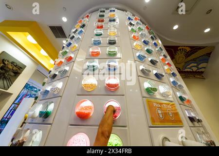 NEW YORK - 23. August 2014: Mann pflückt im Lego Store im Rockefeller Center Steine Stockfoto