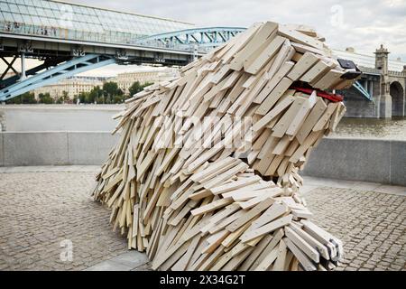 MOSKAU, RUSSLAND - 29. Juni 2015: Einzigartige Holzskulptur einer Hunderasse Komondor von Gabor Miklos Szoke, international bekannter Bildhauer, auf Puschkinskaja Stockfoto