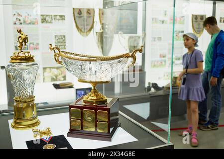 MOSKAU, RUSSLAND - 26. MAI 2015: Mädchen und Junge (mit Modellveröffentlichungen) im Museum des Fußballvereins der Lokomotive. Das Museum wurde am 24. November 2011 eröffnet. Stockfoto