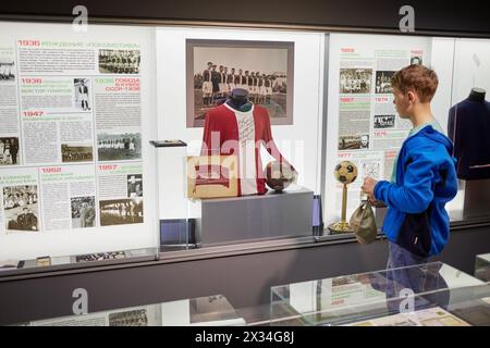 MOSKAU, RUSSLAND - 26. MAI 2015: Junge (mit Modellfreigabe) im Museum des Fußballvereins der Lokomotive. Das Museum wurde am 24. November 2011 eröffnet. Stockfoto