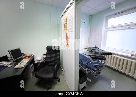 RUSSLAND, MOSKAU - AUG 31, 2015: Innenraum des Untersuchungsraums Gastroenterologe mit Studienplakat zur Behandlung motorischer Störungen des Verdauungstraktes am Wal Stockfoto