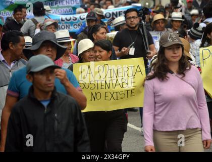 CUENCA-MARCHA CONTRA MINERAS-A FAVOR DEL AGUA Cuenca,Ecuador 24 de abril de 2024 EN la manana de hoy desde el parque de San Roque hasta el parque Calderon organisiones de Azuay convocadas por el Frente Nacional Antiminero, Realizaron la marcha para exigir a las autoridades de turno que ayuden a cuidar la naturalezaÂ el Agua, los rios, los paramos y los territoriosÂ. Una gran cantidad de personas que defienden los paramos y el Agua protestaron al gobierno nacional. foto Boris Romoleroux/API. SOI-CUENCA-MARCHACONTRAMINERAS-AFAVORDELAGUA-6EEC3A22B2E57396EC182379DC18AB6E *** CUENCA-MARSCH GEGEN Stockfoto