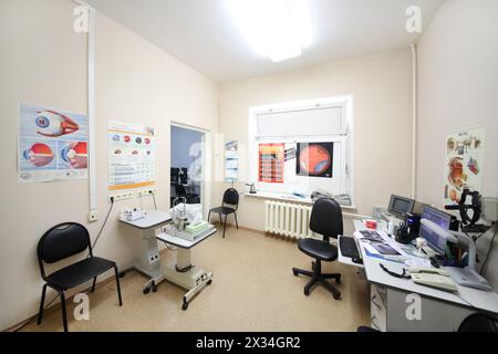 RUSSLAND, MOSKAU - 31. August 2015: Büro, Augenarzt am Arbeitsplatz mit Informationstafeln an der Wand Stockfoto