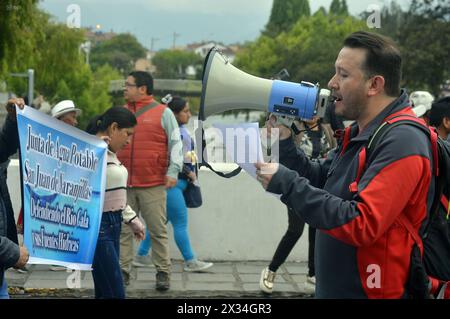 CUENCA-MARCHA CONTRA MINERAS-A FAVOR DEL AGUA Cuenca,Ecuador 24 de abril de 2024 EN la manana de hoy desde el parque de San Roque hasta el parque Calderon organisiones de Azuay convocadas por el Frente Nacional Antiminero, Realizaron la marcha para exigir a las autoridades de turno que ayuden a cuidar la naturalezaÂ el Agua, los rios, los paramos y los territoriosÂ. Una gran cantidad de personas que defienden los paramos y el Agua protestaron al gobierno nacional. foto Boris Romoleroux/API. SOI-CUENCA-MARCHACONTRAMINERAS-AFAVORDELAGUA-FAFB40FF6D6B90A4FE1509D0B97A45BD *** CUENCA-MARSCH ATHEN Stockfoto