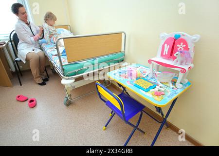 RUSSLAND, MOSKAU - AUG 31, 2015: Kinderarzt mit Stethoskop Höratmung eines jungen Mädchens in multidisziplinärem Klinikum Endochirurgie und Stockfoto