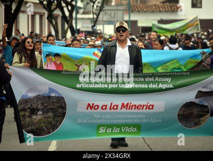 CUENCA-MARCHA CONTRA MINERAS-A FAVOR DEL AGUA Cuenca,Ecuador 24 de abril de 2024 EN la manana de hoy desde el parque de San Roque hasta el parque Calderon organisiones de Azuay convocadas por el Frente Nacional Antiminero, Realizaron la marcha para exigir a las autoridades de turno que ayuden a cuidar la naturalezaÂ el Agua, los rios, los paramos y los territoriosÂ. Una gran cantidad de personas que defienden los paramos y el Agua protestaron al gobierno nacional. foto Boris Romoleroux/API. SOI-CUENCA-MARCHACONTRAMINERAS-AFAVORDELAGUA-3B5A88AFC4E1260872F0F36BFF160B3 *** CUENCA-MARSCH GEGEN Stockfoto