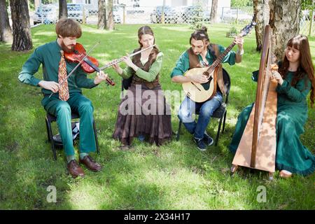 MOSKAU, RUSSLAND - 30. MAI 2015: Musikband Polca an Ri spielt am Sommertag im Wald Musik. Stockfoto