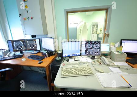 MOSKAU - 31. August 2015: Innenraum der Röntgenkontrollstelle in der multidisziplinären Klinik CELT Stockfoto