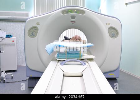 Patient wird im Krankenhaus mit CT-Scanner (Computertomographie) gescannt und diagnostiziert. Stockfoto