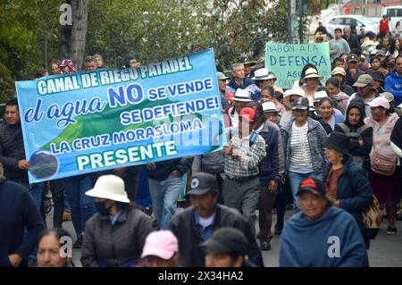 CUENCA-MARCHA CONTRA MINERAS-A FAVOR DEL AGUA Cuenca,Ecuador 24 de abril de 2024 EN la manana de hoy desde el parque de San Roque hasta el parque Calderon organisiones de Azuay convocadas por el Frente Nacional Antiminero, Realizaron la marcha para exigir a las autoridades de turno que ayuden a cuidar la naturalezaÂ el Agua, los rios, los paramos y los territoriosÂ. Una gran cantidad de personas que defienden los paramos y el Agua protestaron al gobierno nacional. foto Boris Romoleroux/API. SOI-CUENCA-MARCHACONTRAMINERAS-AFAVORDELAGUA-6270B0E086090D69EEF63378F05DC533 *** CUENCA-MARSCH GEGEN Stockfoto