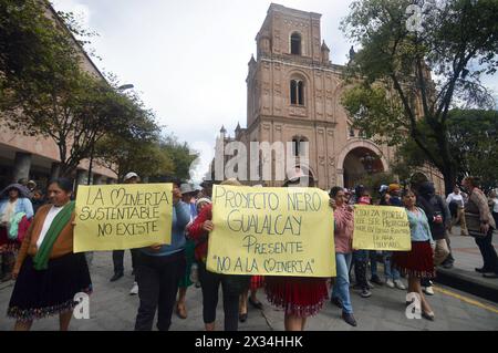 CUENCA-MARCHA CONTRA MINERAS-A FAVOR DEL AGUA Cuenca,Ecuador 24 de abril de 2024 EN la manana de hoy desde el parque de San Roque hasta el parque Calderon organisiones de Azuay convocadas por el Frente Nacional Antiminero, Realizaron la marcha para exigir a las autoridades de turno que ayuden a cuidar la naturalezaÂ el Agua, los rios, los paramos y los territoriosÂ. Una gran cantidad de personas que defienden los paramos y el Agua protestaron al gobierno nacional. foto Boris Romoleroux/API. SOI-CUENCA-MARCHACONTRAMINERAS-AFAVORDELAGUA-1B7DB1EDAB2B375BEA00F5E9CCB72C6 *** CUENCA-MARSCH GEGEN Stockfoto