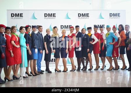 MOSKAU – 09. JUL 2015: Schöne Stewardess in Uniform bei einer speziellen Vorführung der Uniformen-Fluggesellschaften DME RUNVAY in Domodedovo Stockfoto