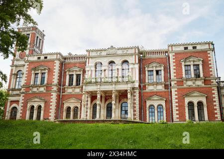 BYKOVO, RUSSLAND – 31. MAI 2015: Das verlassene Anwesen von Michail Izmailow durch den Architekten Wasili Baschenow. M.Izmailow war im Jahr 1796-1797 Moskauer Gouverneur Stockfoto