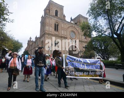 CUENCA-MARCHA CONTRA MINERAS-A FAVOR DEL AGUA Cuenca,Ecuador 24 de abril de 2024 EN la manana de hoy desde el parque de San Roque hasta el parque Calderon organisiones de Azuay convocadas por el Frente Nacional Antiminero, Realizaron la marcha para exigir a las autoridades de turno que ayuden a cuidar la naturalezaÂ el Agua, los rios, los paramos y los territoriosÂ. Una gran cantidad de personas que defienden los paramos y el Agua protestaron al gobierno nacional. foto Boris Romoleroux/API. SOI-CUENCA-MARCHACONTRAMINERAS-AFAVORDELAGUA-8BB2AA32F31D95B213BA967BE00E5FD1 *** CUENCA-MARSCH GEGEN Stockfoto