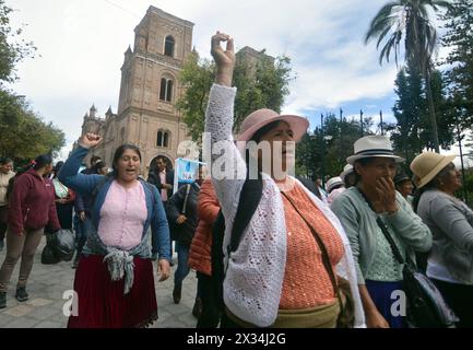 CUENCA-MARCHA CONTRA MINERAS-A FAVOR DEL AGUA Cuenca,Ecuador 24 de abril de 2024 EN la manana de hoy desde el parque de San Roque hasta el parque Calderon organisiones de Azuay convocadas por el Frente Nacional Antiminero, Realizaron la marcha para exigir a las autoridades de turno que ayuden a cuidar la naturalezaÂ el Agua, los rios, los paramos y los territoriosÂ. Una gran cantidad de personas que defienden los paramos y el Agua protestaron al gobierno nacional. foto Boris Romoleroux/API. SOI-CUENCA-MARCHACONTRAMINERAS-AFAVORDELAGUA-AD565E979D17EA59AC18F05DF793F28 *** CUENCA-MARSCH GEGEN Stockfoto