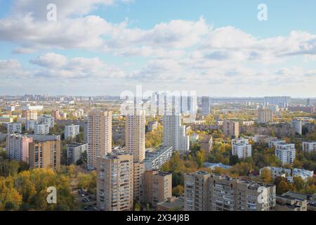 Panorama der Stadt mit Hochhäusern und blauem Himmel mit Wolken im Herbst Stockfoto