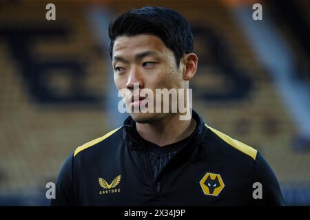 Wolverhampton, Großbritannien. April 2024. Wolverhampton, England, 24. April 2024: Hee Chan Hwang (11 Wölfe) wärmt sich während des Premier League-Fußballspiels zwischen Wolverhampton Wanderers und Bournemouth im Molineux-Stadion in Wolverhampton auf (Natalie Mincher/SPP). /Alamy Live News Stockfoto