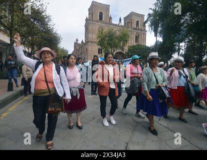 CUENCA-MARCHA CONTRA MINERAS-A FAVOR DEL AGUA Cuenca,Ecuador 24 de abril de 2024 EN la manana de hoy desde el parque de San Roque hasta el parque Calderon organisiones de Azuay convocadas por el Frente Nacional Antiminero, Realizaron la marcha para exigir a las autoridades de turno que ayuden a cuidar la naturalezaÂ el Agua, los rios, los paramos y los territoriosÂ. Una gran cantidad de personas que defienden los paramos y el Agua protestaron al gobierno nacional. foto Boris Romoleroux/API. SOI-CUENCA-MARCHACONTRAMINERAS-AFAVORDELAGUA-55DBEB5DB1C6F56F439E5E5085461B41 *** CUENCA-MARSCH GEGEN Stockfoto