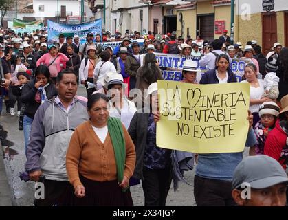 CUENCA-MARCHA CONTRA MINERAS-A FAVOR DEL AGUA Cuenca,Ecuador 24 de abril de 2024 EN la manana de hoy desde el parque de San Roque hasta el parque Calderon organisiones de Azuay convocadas por el Frente Nacional Antiminero, Realizaron la marcha para exigir a las autoridades de turno que ayuden a cuidar la naturalezaÂ el Agua, los rios, los paramos y los territoriosÂ. Una gran cantidad de personas que defienden los paramos y el Agua protestaron al gobierno nacional. foto Boris Romoleroux/API. SOI-CUENCA-MARCHACONTRAMINERAS-AFAVORDELAGUA-03CB37E03D48872C404F8E0E05D56E89 *** CUENCA-MARSCH GEGEN Stockfoto