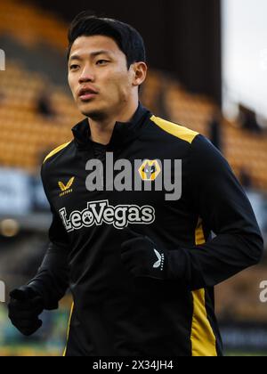 Wolverhampton, Großbritannien. April 2024. Wolverhampton, England, 24. April 2024: Hee Chan Hwang (11 Wölfe) wärmt sich während des Premier League-Fußballspiels zwischen Wolverhampton Wanderers und Bournemouth im Molineux-Stadion in Wolverhampton auf (Natalie Mincher/SPP). /Alamy Live News Stockfoto