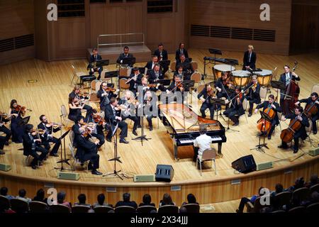 MOSKAU - 20. April 2015: Orchester auf der Bühne beim Konzert zum 100. Jahrestag von David Aschkenazy im Haus der Musik, Svetlanov-Saal Stockfoto