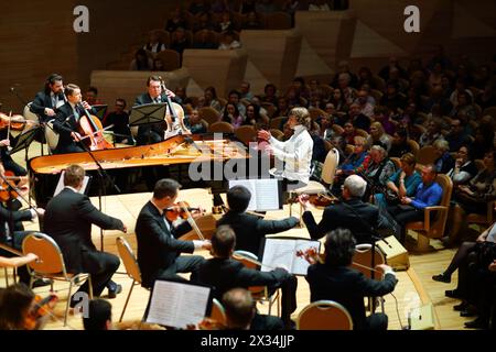 MOSKAU - 20. April 2015: Geiger und Pianist beim Konzert zum 100. Jahrestag von David Aschkenazy im Haus der Musik, Svetlanov-Saal Stockfoto