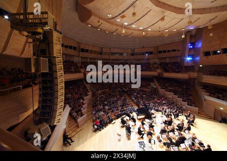 MOSKAU - 20. April 2015: Auditorium, Bühne beim Konzert zum 100. Jahrestag von David Aschkenazy im Haus der Musik, Svetlanov-Saal Stockfoto