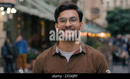 Porträt zuversichtlich stilvoll indischer arabischer Latino ethnischer männlicher Student reicher Geschäftsmann Guy zufriedener Kunde Touristen aussehender Kamera Stockfoto