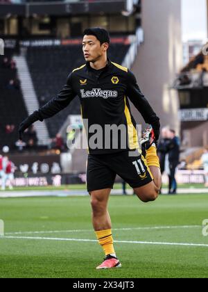 Wolverhampton, Großbritannien. April 2024. Wolverhampton, England, 24. April 2024: Hee Chan Hwang (11 Wölfe) wärmt sich während des Premier League-Fußballspiels zwischen Wolverhampton Wanderers und Bournemouth im Molineux-Stadion in Wolverhampton auf (Natalie Mincher/SPP). /Alamy Live News Stockfoto