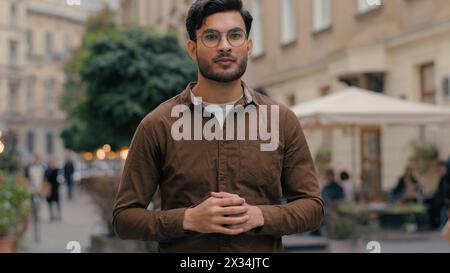 Glücklicher lächelnder enthusiastischer indischer arabischer männlicher Mann Mann Geschäftsmann mit Blick auf die Kamera positiver Gewinner freut sich über den Sieg, der Glück feiert Stockfoto