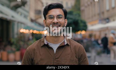 Porträt gutaussehender junger Generation z indischer arabischer ethnischer Mann männlicher glücklicher erfolgreicher Geschäftsmann Model lächelnder Student Klient, der Kamera fröhlich aussah Stockfoto
