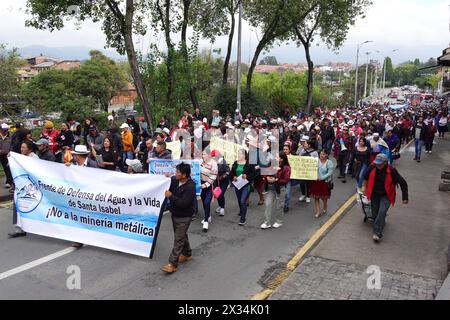 CUENCA-MARCHA CONTRA MINERAS-A FAVOR DEL AGUA Cuenca,Ecuador 24 de abril de 2024 EN la manana de hoy desde el parque de San Roque hasta el parque Calderon organisiones de Azuay convocadas por el Frente Nacional Antiminero, Realizaron la marcha para exigir a las autoridades de turno que ayuden a cuidar la naturalezaÂ el Agua, los rios, los paramos y los territoriosÂ. Una gran cantidad de personas que defienden los paramos y el Agua protestaron al gobierno nacional. foto Boris Romoleroux/API. SOI-CUENCA-MARCHACONTRAMINERAS-AFAVORDELAGUA-43B5F92C8D260AE5D7B8A86095236091 *** CUENCA-MARSCH GEGEN Stockfoto