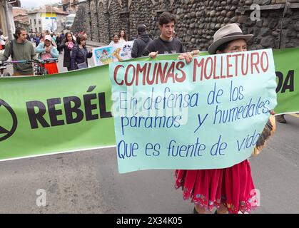 CUENCA-MARCHA CONTRA MINERAS-A FAVOR DEL AGUA Cuenca,Ecuador 24 de abril de 2024 EN la manana de hoy desde el parque de San Roque hasta el parque Calderon organisiones de Azuay convocadas por el Frente Nacional Antiminero, Realizaron la marcha para exigir a las autoridades de turno que ayuden a cuidar la naturalezaÂ el Agua, los rios, los paramos y los territoriosÂ. Una gran cantidad de personas que defienden los paramos y el Agua protestaron al gobierno nacional. foto Boris Romoleroux/API. SOI-CUENCA-MARCHACONTRAMINERAS-AFAVORDELAGUA-C2C1CF8EC059BD18ABADFF81E5876BF5 *** CUENCA-MARSCH GEGEN Stockfoto