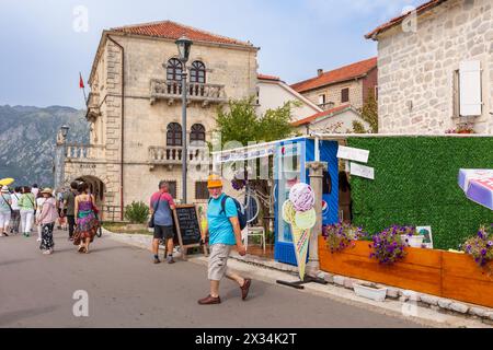 Perast, Montenegro - 21. September 2023: Blick auf die Stadt, Häuser und Touristen im Sommer Stockfoto