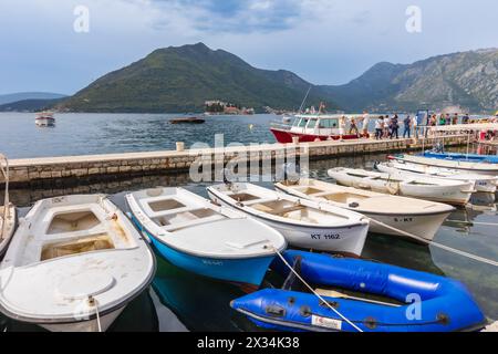 Perast, Montenegro - 21. September 2023: Stadtblick, Straße, Häuser und Boote Stockfoto