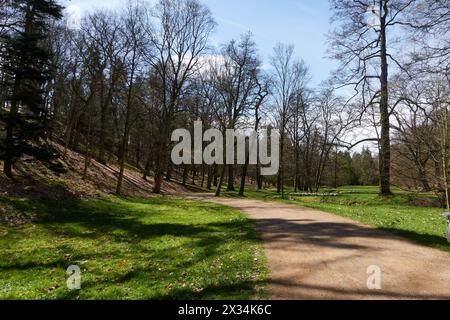 Pruhonice, Tschechische Republik - 29. März 2024 - der Schlosspark im Schloss Pruhonice bei Prag zu Beginn des Frühlings Stockfoto