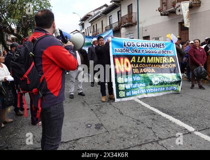 CUENCA-MARCHA CONTRA MINERAS-A FAVOR DEL AGUA Cuenca,Ecuador 24 de abril de 2024 EN la manana de hoy desde el parque de San Roque hasta el parque Calderon organisiones de Azuay convocadas por el Frente Nacional Antiminero, Realizaron la marcha para exigir a las autoridades de turno que ayuden a cuidar la naturalezaÂ el Agua, los rios, los paramos y los territoriosÂ. Una gran cantidad de personas que defienden los paramos y el Agua protestaron al gobierno nacional. foto Boris Romoleroux/API. SOI-CUENCA-MARCHACONTRAMINERAS-AFAVORDELAGUA-D07D083D72BEF3FBA4A354AF661AD97C *** CUENCA-MARSCH GEGEN Stockfoto