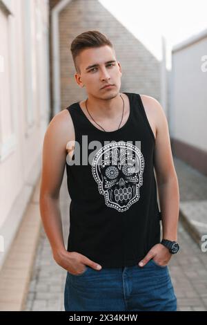 Porträt eines jungen, stylischen Mannes in Einem schwarzen Hemd mit Einem Schädel. Stockfoto