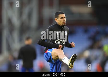 Selhurst Park, Selhurst, London, Großbritannien. April 2024. Premier League Football, Crystal Palace gegen Newcastle United; Daniel Munoz von Crystal Palace wärmt sich vor dem Auftakt auf. Beschreibung: Action Plus Sports/Alamy Live News Stockfoto